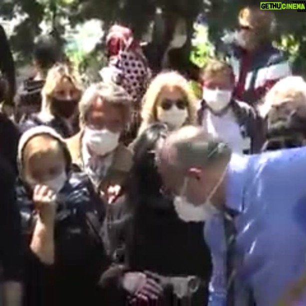 Bülent Ersoy - 18.9K Likes - “Ana başta tâc imiş.
Her derde ilâc imiş .
Bir evlât pîr olsa da ;
Anaya muhtaaç imiş ...” Arkamda koca bir dağ yıkıldı çünkü annem öldü...Gözyaşlarım damlıyor içime sessiiiiizzzzz sessiz... Ağlamak ne zormuş Annemmm..Anneler Günün kutlu olsunn canım Anacığımmm... Bu vesileyle ; yeryüzündeki tüm annelerin de anneler gününü en halisane duygularımla kutlar ; saygılarımı arz ederim efendim.