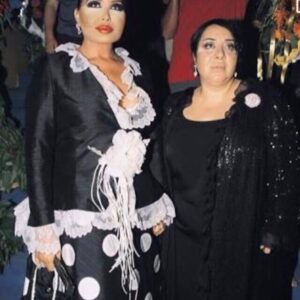 Bülent Ersoy Instagram - ÖNCE DOSTUM,  SONRA MODACIM, CANIM NUR'um... NİYE ACELE ETTİN BUKADAR DAHA  SIRADA BEN VARDIM BE ARKADAŞIM... SAN'ATINDA ORDİNARYUS PROFESÖR SEVİYESİNDEKİ BİLGİ BİRİKİMİN İLE MÜCEHHEZ SHOW DÜNYASININ YARATICI BİR MARKASIYDIN SEN... VEEE.. BEN  35 SENEDİR SENİNLE HEP İFTİHAR ETTİM USTALIĞINDAN ÖTÜRÜ SENİNLE NUR'um... ŞİMDİ GÖZLERİMDE SİCİM GİBİ DAMLA DAMLA AKAN GÖZ YAŞLARIMLA BİR HİCAZ ŞARKIYLA UĞURLUYORUM SENİ ARKADAŞIM... "KAPILDIM GİDİYORUM BAHTIMIN RÜZGÂRINA,  EY UFUKLAR DİYORUM YOLCULUK VAR YARINA" RUHUN ŞÂD,  MEKÂNIN CENNET OLSUN. NURLAR İÇERİSİNDE UYU YERİNDE İNŞAALLAH GÜZEL GÖZLÜM... OYAYADA SELÂMIMI SÖYLE YAKINDA GÖRÜŞMEK ÜZERE BİRTANECİĞİM.