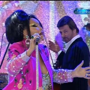 Bülent Ersoy Instagram - Değerli usta kemani arkadaşım Sevgili Selçuk Tekay’ın ani bir kalp krizi ile hayata veda ettiğini canım arkadaşım  Emel Sayın hanımefendiden biraz önce öğrendim. Üzüntüm sonsuz.Zira kendisini 1980 Çakıl Gazinosu emisyonlarımda tanımıştım.Ve mesleğindeki icra ve idarecilik vasfına çalışmalarımızda yakınen tanıklık etmiş bir sanatkâr olarak her zaman kendisi ile iftihar etmişimdir.Nûr içinde yat.Melekler yoldaşın ; mekânın cennet olsun Sevgili arkadaşım.
