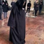 Bülent Ersoy Instagram – Kamuoyunun  Dikkatine;

Biraz önce  almış olduğum bir haber ile şaşkınlık  ve üzüntümü zaat-ı alalileri  sizlerle paylaşmak istedim.

Geçtiğimiz Çarşamba günü Büyük  Ata’mızı ziyaret edip, çocuk denecek  yaşlarımdan bugünlere değin gelen büyük  Ata’ya olan  derin sevgi ve engin saygılarimı  ifade edebilmek adına huzurlarına gidip ebedi  istirahatgahına kendilerini vede en büyük silah arkadaşlarından birisi olan Merhum İsmet İnönü paşayı da ziyarete gittim.Her  iki rahmetliye de  Dualarımı ettim saygılarımi sundum.

Bu arada ziyaretim öncesi ve esnasında da  ne Anıtkabir komutanlığı nede komutanların dan herhangi özel şahsi taleplerim olmamıştır.

Kendime ait olan  yürüyen sandalye mi kendi aracımla getitirip 9 kişilik ekibimle orada idim.
Tekerlekli sandalyeyi kullanan ise kendi ekibimden birisi idi 
Binaenaleyh nacizene bendenizin arzu ve talepleri doğrultusunda olmamış oldurmazdımda zaten .
Kaldıki başımdaki şapkam o ziyaretim esnasında ki hava şartları nin fevkalade kötü oluşuna mani olabilecek bir şekilde ve büyüklükde idi örneğin, şemsiye tutulması ise , sanırım en büyük Komutan Büyük  Atatürk ün zamanın da ifade buyurdukları üzere 
“Beyler hepiniz milletvekili olabilirsiniz, bakan olabilirsiniz; hatta Cumhurbaşkanı olabilirsiniz, fakat sanatkâr olamazsınız.”Dediği gibi Büyük Ata’nın bu sözlerini  baz alarak  kendilerince gerek yaşıma, gerekse sanatima bir saygı sunmak adına naçizane bendenize yapmış oldukları bir favördü  bu görüntulerde ki hal ve tavırlar sanırım.
Bendenizin bu şemsiye vede şemsiye tutan değerli komutanın varlığından bile haberim yoktu, bende herkes gibi bu bahsi geçen olay fotoğrafı ancak  basın yayınında gördüm.

O nedenle,  bu konularin  vebali de  bendenize ait değildir.
Benim üzüntüm sadece amacı Büyük Atatürk ün sözleri doğrusunda hareket eden nazik,centilmen ve saygılı komuta düzeyindeki bu kişilerin bazı prosudurler var ise bunları aşıp ceza almalarından ötürü yaşadıkları bu  durumlardır. 
Basta sayın komutan ve emri iradelerindeki konuyla ilgili cezalandirilan  her kimler ise o kişilere maddi ve manevi her türlü imkanlarımi da seferber edeceğimi kendilerine Bülent Ersoy sözü ile hazır olduğumu bildiririm.saygılamla efendim….