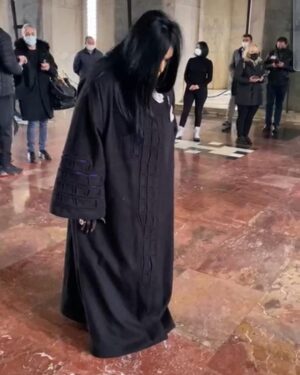 Bülent Ersoy Instagram - Kamuoyunun  Dikkatine;

Biraz önce  almış olduğum bir haber ile şaşkınlık  ve üzüntümü zaat-ı alalileri  sizlerle paylaşmak istedim.

Geçtiğimiz Çarşamba günü Büyük  Ata’mızı ziyaret edip, çocuk denecek  yaşlarımdan bugünlere değin gelen büyük  Ata’ya olan  derin sevgi ve engin saygılarimı  ifade edebilmek adına huzurlarına gidip ebedi  istirahatgahına kendilerini vede en büyük silah arkadaşlarından birisi olan Merhum İsmet İnönü paşayı da ziyarete gittim.Her  iki rahmetliye de  Dualarımı ettim saygılarımi sundum.

Bu arada ziyaretim öncesi ve esnasında da  ne Anıtkabir komutanlığı nede komutanların dan herhangi özel şahsi taleplerim olmamıştır.

Kendime ait olan  yürüyen sandalye mi kendi aracımla getitirip 9 kişilik ekibimle orada idim.
Tekerlekli sandalyeyi kullanan ise kendi ekibimden birisi idi 
Binaenaleyh nacizene bendenizin arzu ve talepleri doğrultusunda olmamış oldurmazdımda zaten .
Kaldıki başımdaki şapkam o ziyaretim esnasında ki hava şartları nin fevkalade kötü oluşuna mani olabilecek bir şekilde ve büyüklükde idi örneğin, şemsiye tutulması ise , sanırım en büyük Komutan Büyük  Atatürk ün zamanın da ifade buyurdukları üzere 
“Beyler hepiniz milletvekili olabilirsiniz, bakan olabilirsiniz; hatta Cumhurbaşkanı olabilirsiniz, fakat sanatkâr olamazsınız."Dediği gibi Büyük Ata’nın bu sözlerini  baz alarak  kendilerince gerek yaşıma, gerekse sanatima bir saygı sunmak adına naçizane bendenize yapmış oldukları bir favördü  bu görüntulerde ki hal ve tavırlar sanırım.
Bendenizin bu şemsiye vede şemsiye tutan değerli komutanın varlığından bile haberim yoktu, bende herkes gibi bu bahsi geçen olay fotoğrafı ancak  basın yayınında gördüm.

O nedenle,  bu konularin  vebali de  bendenize ait değildir.
Benim üzüntüm sadece amacı Büyük Atatürk ün sözleri doğrusunda hareket eden nazik,centilmen ve saygılı komuta düzeyindeki bu kişilerin bazı prosudurler var ise bunları aşıp ceza almalarından ötürü yaşadıkları bu  durumlardır. 
Basta sayın komutan ve emri iradelerindeki konuyla ilgili cezalandirilan  her kimler ise o kişilere maddi ve manevi her türlü imkanlarımi da seferber edeceğimi kendilerine Bülent Ersoy sözü ile hazır olduğumu bildiririm.saygılamla efendim….