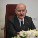 Bülent Ersoy Instagram – İçişleri Bakanım Sayın Süleyman Soylu Beyefendi ; Muhterem Valideniz hanımefendinin hakkın rahmetine kavuştuğu haberini biraz önce aldım. Üzüntünüzün derecesini yüreğimde hissediyor ve zaat-ı âlileriniz şahsında tüm ailey-i efrâd-ı umumiyelerinize de taziyelerimi ifâde etmekte kelime haznem inanınız zorlanıyor. Zira benim canım anacığımın vefatında zaat-ı âlîlerinizin şahsıma göstermiş olduğu yakın ilgi ve alâkalarınız beni ziyadesi ile müteşekkir kılmıştı.Nacizane bendeniz de muhterem valideniz hanımefendiye ; Yüce Allahımdan rahmetler ,mekânının cennet , peygamber efendimiz S.A.V. ‘e komşu olmasını dilerim efendim. Saygılarımla, Bülent Ersoy @suleyman_soylu