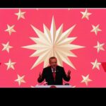 Bülent Ersoy Instagram - Muhterem dinleyicilerim, gündemde varolan Sayın Cumhurbaşkanımızın ailesini hedef alan ,cennet kokan sabi -sübyan günahsız bir bebeğin üstünden sosyal ağda yapılan uslup dışı hakaretleri esefle kınıyorum! Özgürlük bir başkasına hakaret, futursuzca söyleme dili ve saldırı değildir! Özgürlük edep, terbiye, ahlak ve vicdan sınırı içinde diğerinin haklarını ve özelini, yaşamını, sosyal durumunu terbiye sınırları içinde eleştirmektir ! Eleştiri ve hakareti birbirinden ayırt edemeyenler insani özelliklerini kaybetmiş varlıktan öteye gidemez !! Bu ülkede Sayın Cumhurbaşkanı olmak üzere Atatürk, sanatçı, tarihçi, siyasetci vb yüksek değerlere kiii halkın içinde en küçükten büyüğe her kesim insana yapılan sosyal ağdaki saldırı, yorum ve usluplar kabul edilemez .. Bu anlamda demokratik bir ülkede yasak değil ama düzenlemeye katılmamak mümkün değildir ..Saygılarımla efendim .