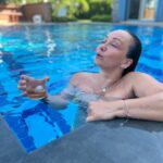 Başak Daşman Instagram - su yolunu şaşırıp aksi’ye düştüğünde , bazen seninle ilgili değildir; bir kıyıya uğra diyedir plansız .. o kıyıya elin değsin diyedir…. 🥂