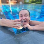 Başak Daşman Instagram - su yolunu şaşırıp aksi’ye düştüğünde , bazen seninle ilgili değildir; bir kıyıya uğra diyedir plansız .. o kıyıya elin değsin diyedir…. 🥂