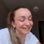 Başak Daşman Instagram - “Hep kendimi dünyanın en garip insanı olarak düşünürdüm. Fakat sonra dünyada ne kadar çok insan olduğunu düşünmeye başladım. Bu kadar çok insan arasında elbet benim gibi biri olmalıydı, kendini benzer yönlerden tuhaf ve kusurlu hisseden. Sonra onu hayal etmeye başladım. Bir yerlerde oturmuş onun da beni düşünüyor olduğunu hayal ettim. Yani eğer bir yerlerdeysen ve bunu okuyorsan ve bunu biliyorsan, evet, bu doğru ben buradayım ve en az senin kadar garibim.“ 🌎 💛 #fridakahlo
