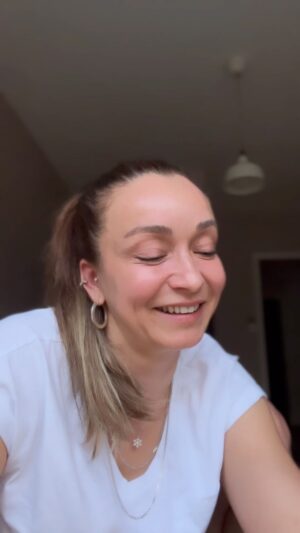 Başak Daşman Instagram - “Hep kendimi dünyanın en garip insanı olarak düşünürdüm. Fakat sonra dünyada ne kadar çok insan olduğunu düşünmeye başladım. Bu kadar çok insan arasında elbet benim gibi biri olmalıydı, kendini benzer yönlerden tuhaf ve kusurlu hisseden. Sonra onu hayal etmeye başladım. Bir yerlerde oturmuş onun da beni düşünüyor olduğunu hayal ettim. Yani eğer bir yerlerdeysen ve bunu okuyorsan ve bunu biliyorsan, evet, bu doğru ben buradayım ve en az senin kadar garibim.“ 🌎 💛
#fridakahlo