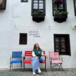 Başak Daşman Instagram - ''Daha çok anlat” dedim. “Hoşuna gidiyor mu?” “Çok. Elimden gelse seninle sekiz yüz elli iki bin kilometre hiç durmadan konuşurdum.” “Bu kadar yola nasıl benzin yetiştiririz?” “Gider gibi yaparız.'' 🌱 #şekerportakalı #şekerkonağı #kütahya