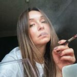 Başak Daşman Instagram – “Ejderhanı nasıl eğitirsin…”
nazının çekileceğini gösterebilirsin belki.. ne bileyim, yangın kovalarını toplatırsın civardaki korkutmasın diye durduk yere..nehirlere set çekmezsin ama su akışındayken ürkütmüyor onları.. biliyorum.

belki “yardım istersin” budanmış bir kış ağacının tepesinde, dala mahsur kalmış haylaz bir çocuk için.. güven iyidir. Ona güvenmeli ki o da güvenebilsin..

Başkaaa.. hımm.. sıcaksa buralar, yani oralar işte, her nerdeyseniz, soğuğa gidelim mi diyebilirsin? Ateşi sönsün diye değil, şişşşt.. sakın, “sen varsın ya, o kadar da kırılgan değilim” demek için.. ısıtırsın yani ..😉

Bir de ejderhanı nasıl eğitirsin biliyor musun? 
aslında bilmiyorum..☺️

“İki güzel kelâm ederim hiçbir şey bulamazsam”.. desem yalan..
 
Ejderhalar havaya savrulup, tutulmayan sözleri yutup, karınlarına atıyor, o tutulmamış sözlerle harlıyorlar ateşlerini…. Sakın.

Offf… Bir şey yapmak lazım.. ama ne … 🔥 🐉