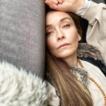 Başak Daşman Instagram – bugün ne kadar çok güldüm.. 
yüzümdeki çizgilere çizgi kattım.. tabii birilerini de güldürdüm, onlarınkilerden de biraz olsun sorumluyum.. böyle koltuğa gömülüp verdiğim poz, anın şovu; aldanmayın..ışık da güzel, ciddi durayım, güzel çıkayım dedim.. sanki, güzellik için ciddiyete lüzum varmış gibi .. 
halbuki;
bize ışık lazım daha çok daha çok.. çok daha gülmek için… gün gibi ışımak için 🥂
gerçi gün ışımadan başlamıştım bugün gülmeye, malum hava geç aydınlanıyor bu ülkede … 💛☀️

(“.. yüzüme tükürdüm diyor şarkı evet 🤷🏼‍♀️”)