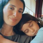 Başak Sayan Instagram – Bambu ağacının hikayesini bilir misiniz? Bir bambu ağacının filizlenip büyümesi başlı başına ilham vericidir. Bambu ağacı tohumlarını toprağa ekip sulamaya başladığınızda tam 5 sene boyunca hiçbir şey görünmez yüzeyde. 5 sene boyunca sürekli sulanmasına, toprağının havalandırılmasına rağmen filizlenmez. Pek çok insan vazgeçer yarı yolda. Olmuyor der, bıkar, pes eder. Ama eğer siz inatla sulamaya devam ederseniz 5 senenin sonunda ilk filizlerini görürsünüz. Daha da ilginci toprakta geçirdiği onca yıla inat sadece 6 hafta içinde 30 metre boya ulaşır. Hayat da böyledir ilte. Bazen ektiğiniz tohumun filizlenmesi zaman ister tıpkı bambu ağacı gibi. Emek vermeye devam eder, pes etmezseniz sonunda size bambu ağacı gibi hak ettiğinizi verir. Ama pes eder ve vaz geçerseniz hiçbir şey eşde edemezsiniz. Hayatta çoğu başarısızlık başarıya en yakın olan zamanda yapılan vazgeçişler nedeniyledir. Eğer bu yazıyı okuyorsan her ne yapıyorsan sakın vazgeçme. Bil ki eninde sonunda o hayal gerçek olacak. Oğullarıma bu sabah öğrettiğim en önemli ders bu oldu işte.