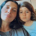 Başak Sayan Instagram - Bambu ağacının hikayesini bilir misiniz? Bir bambu ağacının filizlenip büyümesi başlı başına ilham vericidir. Bambu ağacı tohumlarını toprağa ekip sulamaya başladığınızda tam 5 sene boyunca hiçbir şey görünmez yüzeyde. 5 sene boyunca sürekli sulanmasına, toprağının havalandırılmasına rağmen filizlenmez. Pek çok insan vazgeçer yarı yolda. Olmuyor der, bıkar, pes eder. Ama eğer siz inatla sulamaya devam ederseniz 5 senenin sonunda ilk filizlerini görürsünüz. Daha da ilginci toprakta geçirdiği onca yıla inat sadece 6 hafta içinde 30 metre boya ulaşır. Hayat da böyledir ilte. Bazen ektiğiniz tohumun filizlenmesi zaman ister tıpkı bambu ağacı gibi. Emek vermeye devam eder, pes etmezseniz sonunda size bambu ağacı gibi hak ettiğinizi verir. Ama pes eder ve vaz geçerseniz hiçbir şey eşde edemezsiniz. Hayatta çoğu başarısızlık başarıya en yakın olan zamanda yapılan vazgeçişler nedeniyledir. Eğer bu yazıyı okuyorsan her ne yapıyorsan sakın vazgeçme. Bil ki eninde sonunda o hayal gerçek olacak. Oğullarıma bu sabah öğrettiğim en önemli ders bu oldu işte.