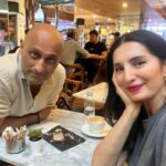 Başak Sayan Instagram - Bundan tam bir sene evvel canım @mollaoglunermin sayesinde tanışıp bir araya gelmiş ve birlikte çalışmaya karar vermiştik. İlk olarak Nigâhdar’ın yurtdışı satışı için İngilizce’ye çevrilmesi gerekiyordu. Ve Rakesh kolları sıvayıp, Boğaziçi Üniversitesindeki yoğun ders programına ve öğrencilerine rağmen 500 küsur sayfalık romanı 10 ayda tamamlamayı başardı. Bugün bunu kutlarken sırada neler olduğunu da konuştuk. İnsanın en az kendisi kadar heyecanlı bir çevirmenin olması ne güzel. Ve karakter olarak bu kadar benziyor olmamız da tesadüf değil tabi. İlgi alanlarımız, sevdiğimiz şeyler, nefret ettiğimiz ve kabullenmediklerimiz, ailemiz, yaralarımız, özlemlerimiz, müzik ve sinema zevkimiz bile aynı. O nedenle benim için sadece iş arkadaşı değil dost da @rjbnptra … İyi ki girmiş hayatıma. Verdiğin tüm emek ve dostluğun için teşekkür ederim Rakesh. Sen harika bir çevirmen, olağanüstü bir öğretmen ve çok iyi bir dostsun. Sana da ayrıca teşekkür ederim Nermin. İyi’kilerimin başında geliyorsun. Yaptığın işi kimse senin kadar iyi yapamaz… İkinizi de çok seviyorum❤️