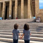 Başak Sayan Instagram - İnsan pek çok şeyi unutsa da bazı anlar hep hatırlanır. Tıpkı benim doğup büyüdüğüm Ankara’da, Anıtkabir’i ilk ziyaretimi hiç unutmayışım gibi… Zihin anıları kaydederken o andaki duyguyu da kaydediyor bir yandan. Dolayısıyla oraya her gittiğinizde ya da her hatırladığınızda aynı duygu dolduruyor içinizi. Biliyorum ki tıpkı benim gibi çocuklarım da ileride bugünü hep anımsayacaklar. Hissettikleriyle birlikte…