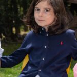 Başak Sayan Instagram - Bundan tam 7 sene evvel bugün kucağıma aldım sizi. Ne o zaman, ne de öncesinde böylesi bir sevginin var olabileceğini hiç bilmezdim. Ben değil önce sen demenin, hiçbir karşılık beklemeden sınırsızca sevmenin ve vermenin, bir başkası için nefes almanın, her durumda kendini değil bir başkasını düşünmenin ve gerçek sevginin ne demek olduğunu sizin sayenizde öğrendim. Anne babalar çocuklarını yetiştirdiklerini zannederler. Oysa çocuklar o anne babalarına bir şeyler öğretirler. O aileye doğmaları tesadüf değildir. Bana hayat amacımı gösterdiğiniz için de binlerce teşekkür ederim. Sizi öyle çok seviyorum ki bunu tarif edecek bir kelimeyi henüz bulmadı insanoğlu. Tek bildiğim beni seçtiğiniz için minnet doluyum. İyi ki doğdunuz yavrularım. İyi ki bizi seçip geldiniz. Daha nice yaşlara, hep beraber, sağlıkla ve mutlulukla inşallah. Happy birthday❤️ @aresvardal @milan_vardal