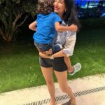 Başak Sayan Instagram - Tatil demek etimolojik olarak salmak, başıboş bırakmak demek. Ancak hiçbir zaman salabilen biri olmadığımdam hayatımın hiçbir dönemi uzun uzun tatil yapabilen biri de olamadım. Çok da özenirim sezon başında tatile çıkıp haftalarca tatil yapanlara ama gel gör ki ben hem salamadığımdan, hem de beşinci gün sıkılmaya başladığımdan hep tatillerimi böldüm hayatım boyunca. Bu yüzden hiç yazlıkçı da olamadım. Armut da dibine düşermiş. Çocuklar da sık sık tatil istiyor ama uzun uzadıya değil, sürekli yer ve mekan değiştirmek istiyorlar. Şimdi şuraya gidip kalalım, şimdi buraya durumu. Çeşme’ye uzun zamandır gelmemiştim, arkadaşlarımımla hasret giderdiğim bu tatil çok iyi geldi bu nedenle. Bu arada uzun zamandır sizlerden uzak kaldığımın da farkındayım. Düzenli olarak videolar çekmek istiyorum burada sizler için. Neler konuşmamı istersiniz, bu postun altına yazarsanız çok sevinirim. Sevgiler…