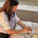 Başak Sayan Instagram - Tatil demek etimolojik olarak salmak, başıboş bırakmak demek. Ancak hiçbir zaman salabilen biri olmadığımdam hayatımın hiçbir dönemi uzun uzun tatil yapabilen biri de olamadım. Çok da özenirim sezon başında tatile çıkıp haftalarca tatil yapanlara ama gel gör ki ben hem salamadığımdan, hem de beşinci gün sıkılmaya başladığımdan hep tatillerimi böldüm hayatım boyunca. Bu yüzden hiç yazlıkçı da olamadım. Armut da dibine düşermiş. Çocuklar da sık sık tatil istiyor ama uzun uzadıya değil, sürekli yer ve mekan değiştirmek istiyorlar. Şimdi şuraya gidip kalalım, şimdi buraya durumu. Çeşme’ye uzun zamandır gelmemiştim, arkadaşlarımımla hasret giderdiğim bu tatil çok iyi geldi bu nedenle. Bu arada uzun zamandır sizlerden uzak kaldığımın da farkındayım. Düzenli olarak videolar çekmek istiyorum burada sizler için. Neler konuşmamı istersiniz, bu postun altına yazarsanız çok sevinirim. Sevgiler…