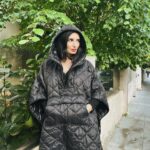 Başak Sayan Instagram - Bir süredir bir ağırlık var üzerimde. Sürekli bir sorgulama hali. Bugüne kadar ne yaptım, ne yapacağım, şu andaki seçimlerimden mutlu muyum? Bu yoğunluk hep böyle devam mı edecek? Yalnızlık özlemi. Çok gençken yaptıklarımı yapma arzusu. İlk başta aşırı yorgunluktan zannettim. Ancak çok yakın bir arkadaşım orta yaş krizi bu demesin mi? Bana asla uğramaz zannettiğim bu durumun içindeymişim ne zamandır aslında. Biraz araştırınca bunun yetişkinlerin buluğ çağı olduğunu anladım. Bir ergen ne hissediyorsa siz de benzerini hissediyorsunuz bir anda. Bir ergen önündeki engel nasıl annesi ve babasıysa sizin de sorumluluklarınız oluyor bu yaşta. Tabi tamamen kafası atıp her şeyi bırakıp çekip gidenler de yok değil. Genelde erkeklerde bu şekilde oluyor. Ama bunu yapan kadınlar da yok değil. Eğer böyle bir ruh hali içindeyseniz kendinize özen gösterin. Bunun geçici bir süreç olduğunu bilin ve bilincinizin artık çok da genç olmadığını kabul etmek istemediğini anlayın. Kendinize anlayış ve şefkat gösterin. Çok zorlandığınızda küçük molalar verin. Yeni bir uğraş edinin. Hedefler belirleyin ve onlara nasıl ulaşacağınızı planlayın. Sorumluluklarınızı paylaşın. Hiçbir şeyi tek başınıza sırtlanmayın. Ve unutmayın; bu noktada verdiğiniz kararlar ve yaptığınız seçimler bundan sonraki tüm hayatınızı belirleyecek. Hormonlarınızın şekillendirdiği geçici düşüncelere göre karar vermeyin. Siz o düşünceler değilsiniz… Tüm bu olanı biteni izleyen, tanık olan bilinçsiniz…