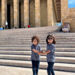 Başak Sayan Instagram - İnsan pek çok şeyi unutsa da bazı anlar hep hatırlanır. Tıpkı benim doğup büyüdüğüm Ankara’da, Anıtkabir’i ilk ziyaretimi hiç unutmayışım gibi… Zihin anıları kaydederken o andaki duyguyu da kaydediyor bir yandan. Dolayısıyla oraya her gittiğinizde ya da her hatırladığınızda aynı duygu dolduruyor içinizi. Biliyorum ki tıpkı benim gibi çocuklarım da ileride bugünü hep anımsayacaklar. Hissettikleriyle birlikte…