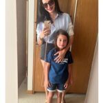 Başak Sayan Instagram - Tatil demek etimolojik olarak salmak, başıboş bırakmak demek. Ancak hiçbir zaman salabilen biri olmadığımdam hayatımın hiçbir dönemi uzun uzun tatil yapabilen biri de olamadım. Çok da özenirim sezon başında tatile çıkıp haftalarca tatil yapanlara ama gel gör ki ben hem salamadığımdan, hem de beşinci gün sıkılmaya başladığımdan hep tatillerimi böldüm hayatım boyunca. Bu yüzden hiç yazlıkçı da olamadım. Armut da dibine düşermiş. Çocuklar da sık sık tatil istiyor ama uzun uzadıya değil, sürekli yer ve mekan değiştirmek istiyorlar. Şimdi şuraya gidip kalalım, şimdi buraya durumu. Çeşme’ye uzun zamandır gelmemiştim, arkadaşlarımımla hasret giderdiğim bu tatil çok iyi geldi bu nedenle. Bu arada uzun zamandır sizlerden uzak kaldığımın da farkındayım. Düzenli olarak videolar çekmek istiyorum burada sizler için. Neler konuşmamı istersiniz, bu postun altına yazarsanız çok sevinirim. Sevgiler…