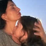 Başak Sayan Instagram - Bundan tam 7 sene evvel bugün kucağıma aldım sizi. Ne o zaman, ne de öncesinde böylesi bir sevginin var olabileceğini hiç bilmezdim. Ben değil önce sen demenin, hiçbir karşılık beklemeden sınırsızca sevmenin ve vermenin, bir başkası için nefes almanın, her durumda kendini değil bir başkasını düşünmenin ve gerçek sevginin ne demek olduğunu sizin sayenizde öğrendim. Anne babalar çocuklarını yetiştirdiklerini zannederler. Oysa çocuklar o anne babalarına bir şeyler öğretirler. O aileye doğmaları tesadüf değildir. Bana hayat amacımı gösterdiğiniz için de binlerce teşekkür ederim. Sizi öyle çok seviyorum ki bunu tarif edecek bir kelimeyi henüz bulmadı insanoğlu. Tek bildiğim beni seçtiğiniz için minnet doluyum. İyi ki doğdunuz yavrularım. İyi ki bizi seçip geldiniz. Daha nice yaşlara, hep beraber, sağlıkla ve mutlulukla inşallah. Happy birthday❤️ @aresvardal @milan_vardal