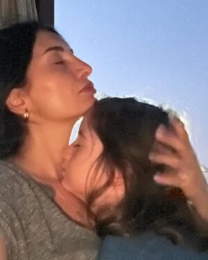 Başak Sayan Instagram - Bundan tam 7 sene evvel bugün kucağıma aldım sizi. Ne o zaman, ne de öncesinde böylesi bir sevginin var olabileceğini hiç bilmezdim. Ben değil önce sen demenin, hiçbir karşılık beklemeden sınırsızca sevmenin ve vermenin,  bir başkası için nefes almanın, her durumda kendini değil bir başkasını düşünmenin ve gerçek sevginin ne demek olduğunu sizin sayenizde öğrendim. Anne babalar çocuklarını yetiştirdiklerini zannederler. Oysa çocuklar o anne babalarına bir şeyler öğretirler. O aileye doğmaları tesadüf değildir. Bana hayat amacımı gösterdiğiniz için de binlerce teşekkür ederim. Sizi öyle çok seviyorum ki bunu tarif edecek bir kelimeyi henüz bulmadı insanoğlu. Tek bildiğim beni seçtiğiniz için minnet doluyum. İyi ki doğdunuz yavrularım. İyi ki bizi seçip geldiniz. Daha nice yaşlara, hep beraber, sağlıkla ve mutlulukla inşallah. Happy birthday❤️ @aresvardal  @milan_vardal