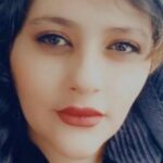 Başak Sayan Instagram – Günlerdir takip ediyorum. Olayın olduğu gün yani 22 yaşında gencecik bir kızın sırf baş örtüsünden saçları görünüyor diye ahlak polisi tarafından dövülerek öldürüldünü duyduğum an içimi derin bir keder ve aynı zamanda büyük bir öfke kapladı. İnsanların kendi inandıklarına inanmalarını isteyen baskıcı yönetimlerin, o erkek egemen güç odağının altında en çok kadınlar ezildi bugüne değin. Erkeklerin belirlediği kurallara uygun yaşamaları beklendi onlardan hep. Kadınları ezdikçe kontrol edebileceklerini zannettiler. Ama işte gencecik bir kız bu şekilde hayatını kaybederek 44 yıldır dikta bir yönetimle baskı kuran, özgürlükleri yok edilmiş bir halkın kurtuluşunun ateşini yakmış oldu. Belki de sırf bunun için bedenlendi bu dünyada bu defa. Bir toplumu baskı altında tutabilirsiniz ama sadece bir süreliğine. Zira bir insanın en temel ihtiyacı sadece ekmek ve su değildir. Özgürlüktür. Ve onu kaybeden bir insan yeniden elde edene değin pes etmez. Zira bu dünyada uğruna ölünebilecek tek şey sadece özgürlüktür. Kalbim İran’da direnen tüm kadınların, kız kardeşlerimin yanında… Onurlu mücadelelerini bütün varlığımla destekliyor, göz yaşları içinde onlar için dua ediyorum… #mahsaamini #iranprotests