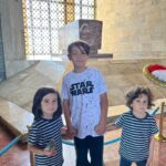 Başak Sayan Instagram - İnsan pek çok şeyi unutsa da bazı anlar hep hatırlanır. Tıpkı benim doğup büyüdüğüm Ankara’da, Anıtkabir’i ilk ziyaretimi hiç unutmayışım gibi… Zihin anıları kaydederken o andaki duyguyu da kaydediyor bir yandan. Dolayısıyla oraya her gittiğinizde ya da her hatırladığınızda aynı duygu dolduruyor içinizi. Biliyorum ki tıpkı benim gibi çocuklarım da ileride bugünü hep anımsayacaklar. Hissettikleriyle birlikte…