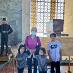 Başak Sayan Instagram - İnsan pek çok şeyi unutsa da bazı anlar hep hatırlanır. Tıpkı benim doğup büyüdüğüm Ankara’da, Anıtkabir’i ilk ziyaretimi hiç unutmayışım gibi… Zihin anıları kaydederken o andaki duyguyu da kaydediyor bir yandan. Dolayısıyla oraya her gittiğinizde ya da her hatırladığınızda aynı duygu dolduruyor içinizi. Biliyorum ki tıpkı benim gibi çocuklarım da ileride bugünü hep anımsayacaklar. Hissettikleriyle birlikte…