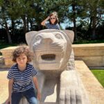 Başak Sayan Instagram - İnsan pek çok şeyi unutsa da bazı anlar hep hatırlanır. Tıpkı benim doğup büyüdüğüm Ankara’da, Anıtkabir’i ilk ziyaretimi hiç unutmayışım gibi… Zihin anıları kaydederken o andaki duyguyu da kaydediyor bir yandan. Dolayısıyla oraya her gittiğinizde ya da her hatırladığınızda aynı duygu dolduruyor içinizi. Biliyorum ki tıpkı benim gibi çocuklarım da ileride bugünü hep anımsayacaklar. Hissettikleriyle birlikte…