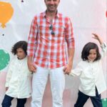 Başak Sayan Instagram - Bundan tam 7 sene evvel bugün kucağıma aldım sizi. Ne o zaman, ne de öncesinde böylesi bir sevginin var olabileceğini hiç bilmezdim. Ben değil önce sen demenin, hiçbir karşılık beklemeden sınırsızca sevmenin ve vermenin, bir başkası için nefes almanın, her durumda kendini değil bir başkasını düşünmenin ve gerçek sevginin ne demek olduğunu sizin sayenizde öğrendim. Anne babalar çocuklarını yetiştirdiklerini zannederler. Oysa çocuklar o anne babalarına bir şeyler öğretirler. O aileye doğmaları tesadüf değildir. Bana hayat amacımı gösterdiğiniz için de binlerce teşekkür ederim. Sizi öyle çok seviyorum ki bunu tarif edecek bir kelimeyi henüz bulmadı insanoğlu. Tek bildiğim beni seçtiğiniz için minnet doluyum. İyi ki doğdunuz yavrularım. İyi ki bizi seçip geldiniz. Daha nice yaşlara, hep beraber, sağlıkla ve mutlulukla inşallah. Happy birthday❤️ @aresvardal @milan_vardal