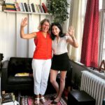 Başak Sayan Instagram – Nermin…. Onunla yolum kesiştiğinde yıl 2011 idi. İlk romanım Bağlanma Korkusu yeni yayınlanmış, ben ise bir hayalimi gerçekleştirmenin getirdiği huzurla setlerde sabahlamaya devam ediyordum. Beyoğlu’nda küçücük bir ofiste dünyanın her köşesine Türk Edebiyatını tanıtmakla ve Türk yazarları çeşitli dillere çevirtmekle meşguldü. İlk intibam işine ne kadar adanmış ve ne kadar ciddi olduğu olmuştu. Zamanla işine adanmışlığının boyutlarını daha iyi anladım. Ve aslında çok eğlenceli bir insan olduğunu da. Bu yola ilk çıktığında köşe başlarını tutmuş pek çok kişi tarafından ciddiye alınmadı. Ama bunca senenin ardından 20 yılda yurtdışında yayınlanan eserlerin % 80’i onun sayesinde oldu. Tüm dünyada Edebiyat çevrelerinde saygı duyulan bir isim haline geldi. Kurduğu ajans öyle bir büyüdü ki sektördeki tek isim haline geldi. Türkiye’nin ilk ve tek Edebiyat Festivaline imza attı. Ve kısa bir süre önce öyle önemli bir işe başladı ki yakında başarılarına yeni bir başarı eklemiş olacak. ( Kendisi duyurana kadar benim söylemem uygun olmaz. ) Başarmak isteyen bir insanın neler yapabileceğinin kanıtı oldu adeta. Benim için ise… İlham oldu… Azmine, adanmışlığına, pes etmeyişine hayran oldum her zaman. İlk romanımın çeşitli dillere çevrilmesini sağladıktan sonra ben yazmaya ara verdiğim için yollarımız ayrılmıştı. Ama dostluğumuz hep devam etti. Kısa bir süre önce yeniden çalışmaya karar verdik. Bugün ise imzalarımızı attık. Kendimi eve dönmüş hissediyorum. Birlikte uzun bir yola çıkıyoruz. Bundan böyle tüm çeviri haklarım @kalemagency ‘ta. Sevgili @mollaoglunermin iyi ki varsın… İyi ki yollarımız kesişmiş bir şekilde… İyi ki hayatımdasın… Ve iyi ki benim dostumsun… İyi ki… İyi ki…