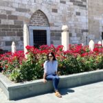 Başak Sayan Instagram - Bir romanı yazma aşamasında en sevdiğim şeylerden biri kaleme aldığım karakterleri her nerede yaşatıyorsam o şehre gitmek, her bir kölesini adım adım gezmek. Hem o karakteri yaşattığım mahalleleri, evleri görmüş oluyordum hem de her anından ilham alıyorum. Konya bu seferki adresim. Bir dönemi kaleme alırken şehrin tarihini, o insanların bir zamanlar nasıl yaşadığını, nasıl giyindiğini, günlük hayatta neler yaptıklarını öğrenmek hem daha gerçekçi yazmanızı hem de karakterlerim ete kemiğe bürünmesini sağlıyor. Bu ilk gelişim Konya’ya ama son değil. Kitap bitene kadar epey sık geleceğim belli ki. Bayramı da burada karşılamak nasip oldu bu arada. Biz Ankara’ya doğru aile ziyareti için yola çıkarken herkesin bayramını da kutluyorum. Sevgiler…