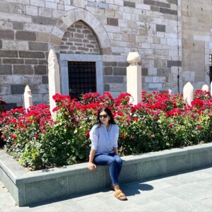 Başak Sayan Instagram - Bir romanı yazma aşamasında en sevdiğim şeylerden biri kaleme aldığım karakterleri her nerede yaşatıyorsam o şehre gitmek, her bir kölesini adım adım gezmek. Hem o karakteri yaşattığım mahalleleri, evleri görmüş oluyordum hem de her anından ilham alıyorum. Konya bu seferki adresim. Bir dönemi kaleme alırken şehrin tarihini, o insanların bir zamanlar nasıl yaşadığını, nasıl giyindiğini, günlük hayatta neler yaptıklarını öğrenmek hem daha gerçekçi yazmanızı hem de karakterlerim ete kemiğe bürünmesini sağlıyor. 
Bu ilk gelişim Konya’ya ama son değil. Kitap bitene kadar epey sık geleceğim belli ki. 
Bayramı da burada karşılamak nasip oldu bu arada. Biz Ankara’ya doğru aile ziyareti için yola çıkarken herkesin bayramını da kutluyorum. Sevgiler…