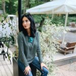 Başak Sayan Instagram - Bugün bir yaşıma daha girdim. Ve bu yaşıma kadar öğrendiğim en önemli şey sahip olunan en kıymetli şeyin zaman olduğu oldu. Düşüncesizce ve acımadan harcadığımız, yerine asla yenisini koyamadığımız tek şey. Bir günü daha geçirmiş olarak yataklarımıza girerek, birbirinden farklı olmayan günlerin içinde bize hiçbir şey katmayan şeyler yaparak, bize katkısı olmayan insanlarla zaman öldürerek geçiriyoruz çoğunlukla. Zaman öldürmek deyimi bile ne acı aslında. Sahip olunan en kıymetli şeyi böylesine yok ediyoruz işte. Oysa bize bir şeyler katan şeylerle, kendimizi bilmemizi sağlayan yolda ilerleyebilir, yaşam gözlerimizi kapamadan evvel pişmanlık denilen hazin ve korkunç duygunun yükü altında ezilmeden ayrılabiliriz bu dünyadan… Tek yapmamız gereken biraz farkında olmak. Her an ne yaptığının. Bugün yıllar önce verdiğim ve tutmaya çalıştığım sözü bir kere daha hatırlattım kendime. Bana kendimi iyi hissettiren, destek olan, ilham veren, öğreten her şeye ve herkese kucak açmaya, benden sadece alan, hiçbir ley vermeyen, zamanımı çalan, enerjimi tüketen her şey ve herkesten kaçmaya devam edeceğim. Çünkü yaşam çok güzel. Ve ne yazık ki göz açıp kapayana kadar geçiyor. Okumacak çok kitap, görülecek çok yer, sohbet edilecek çok insan, gezilecek çok müze, incelenecek çok konu var. Sevdiklerim ve sevdiğim şeyler yeter. İyi ki gelmişim bu dünyaya…