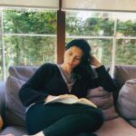 Başak Sayan Instagram - Ev sessiz ama huzurlu. Çıt çıkmıyor. Kitaplarım, bilgisayarım, köpeklerim, kedim, bahçem, çiçeklerim, mutfağımla evde olmak güzel şey. Aslında daha doğrusu ev değil yuva. Yuvam… Bu kelime bende bambaşka duygular uyandırıyor. Çocukken de evin içinde kendime yastıklardan, örtülerden gizli bir ev kurardım. Yuvam olurdu orası benim. Kendimi güvende hissettiğim bir yer. Sonrasında tüm evlerim hep o kartonlardan, yastık ve örtülerden kurduğum evler gibi oldu. Kutu gibi, sessiz, huzurlu… Bu nedenle evde yalnız kalmayı çok seviyorum öteden beri. Tek eksiğim çocuklarım ve eşim şu anda. Akşamı iple çekiyorum. Bir an evvel gelsinler de evim yuva olsun diye…