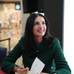 Başak Sayan Instagram – 8 Mart Dünya Kadınlar Günü vesilesiyle @istinyepark ve @dr_dunyasi ortaklığıyla gerçekleştirdiğimiz bu etkinlikle beni dinlemeye gelen herkese, bu etkinliği planlayan sevgili @damlakeseli , @nalandr , Nilgün Hanıma, beni yalnız bırakmayan @orkungalolar , yayıncım @aren_senorkyan , her şeyime koşan @neslihan_mengcur , atölyelerime katılan tüm öğrencilerim ve okurlarıma çok teşekkür ederim. Kadınlar bu erkek egemen sistemin onlara biçtiği rollerden ve düşünce kalıplarından sıyrıldıklarında kendi güçlerinin de farkına varacaktır. Bu dünyada kadının kadına destek olması kadar önemli az şey vardır. Kızkardeşlik bağı ne kadar güçlüyse zorluklar ve engeller karşısındaki duruş ve tutumumuz da o kadar etkili olur. Nicelerine…