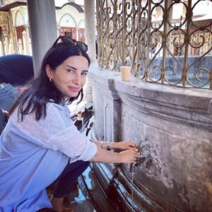 Başak Sayan Instagram - Bir romanı yazma aşamasında en sevdiğim şeylerden biri kaleme aldığım karakterleri her nerede yaşatıyorsam o şehre gitmek, her bir kölesini adım adım gezmek. Hem o karakteri yaşattığım mahalleleri, evleri görmüş oluyordum hem de her anından ilham alıyorum. Konya bu seferki adresim. Bir dönemi kaleme alırken şehrin tarihini, o insanların bir zamanlar nasıl yaşadığını, nasıl giyindiğini, günlük hayatta neler yaptıklarını öğrenmek hem daha gerçekçi yazmanızı hem de karakterlerim ete kemiğe bürünmesini sağlıyor. 
Bu ilk gelişim Konya’ya ama son değil. Kitap bitene kadar epey sık geleceğim belli ki. 
Bayramı da burada karşılamak nasip oldu bu arada. Biz Ankara’ya doğru aile ziyareti için yola çıkarken herkesin bayramını da kutluyorum. Sevgiler…