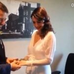 Başak Sayan Instagram – Dün evlilik yıldönümümüzdü. Tam 8 sene evvel dün tanıştıktan 1 ay sonra Washington Dc’de evlendik. Aylarca meditasyonlarımda bu yemini ettiğimi imgeledikten sonra deneyimlemek inanılmazdı. Bu kadar sene nasıl geçti bilmiyorum. Öyle çok şey doldurduk ki içine. Güldük, eğlendik, ağladık, kavga ettik, kenetlendik, birbirimize ayna olduk, eksikliklerimizi gösterdik, sevgili, eş, öğretmen, dost, yoldaş olduk. En önemlisi olağanüstü iki evlat dünyaya getirdik birlikte. Tarifi olmayan duygular da yaşadık, çok zor şeyler de deneyimledik. Çocuklarımızı büyütürken biz de büyüdük, olgunlaştık. Şimdi geriye dönüp baktığımda o havalimanında karşılaşmamızın, benim o sırada iptal edilen film çekimlerimin, senin uçağı kaçırıp benim uçağıma binmek zorunda kalışının anlamını daha iyi anlıyorum. Sanki her şey büyülü bir filmin kareleri gibi… İlahi bir film.. İyi kilerimin en başında geliyor. Nice mutlu evlilik yıldönümlerine aşkım @muratvardal Birlikte, el ele ve son ana değin… Çok şükür…
