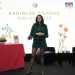 Başak Sayan Instagram – 8 Mart Dünya Kadınlar Günü vesilesiyle @istinyepark ve @dr_dunyasi ortaklığıyla gerçekleştirdiğimiz bu etkinlikle beni dinlemeye gelen herkese, bu etkinliği planlayan sevgili @damlakeseli , @nalandr , Nilgün Hanıma, beni yalnız bırakmayan @orkungalolar , yayıncım @aren_senorkyan , her şeyime koşan @neslihan_mengcur , atölyelerime katılan tüm öğrencilerim ve okurlarıma çok teşekkür ederim. Kadınlar bu erkek egemen sistemin onlara biçtiği rollerden ve düşünce kalıplarından sıyrıldıklarında kendi güçlerinin de farkına varacaktır. Bu dünyada kadının kadına destek olması kadar önemli az şey vardır. Kızkardeşlik bağı ne kadar güçlüyse zorluklar ve engeller karşısındaki duruş ve tutumumuz da o kadar etkili olur. Nicelerine…