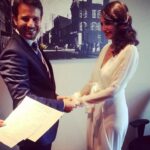 Başak Sayan Instagram – Dün evlilik yıldönümümüzdü. Tam 8 sene evvel dün tanıştıktan 1 ay sonra Washington Dc’de evlendik. Aylarca meditasyonlarımda bu yemini ettiğimi imgeledikten sonra deneyimlemek inanılmazdı. Bu kadar sene nasıl geçti bilmiyorum. Öyle çok şey doldurduk ki içine. Güldük, eğlendik, ağladık, kavga ettik, kenetlendik, birbirimize ayna olduk, eksikliklerimizi gösterdik, sevgili, eş, öğretmen, dost, yoldaş olduk. En önemlisi olağanüstü iki evlat dünyaya getirdik birlikte. Tarifi olmayan duygular da yaşadık, çok zor şeyler de deneyimledik. Çocuklarımızı büyütürken biz de büyüdük, olgunlaştık. Şimdi geriye dönüp baktığımda o havalimanında karşılaşmamızın, benim o sırada iptal edilen film çekimlerimin, senin uçağı kaçırıp benim uçağıma binmek zorunda kalışının anlamını daha iyi anlıyorum. Sanki her şey büyülü bir filmin kareleri gibi… İlahi bir film.. İyi kilerimin en başında geliyor. Nice mutlu evlilik yıldönümlerine aşkım @muratvardal Birlikte, el ele ve son ana değin… Çok şükür…