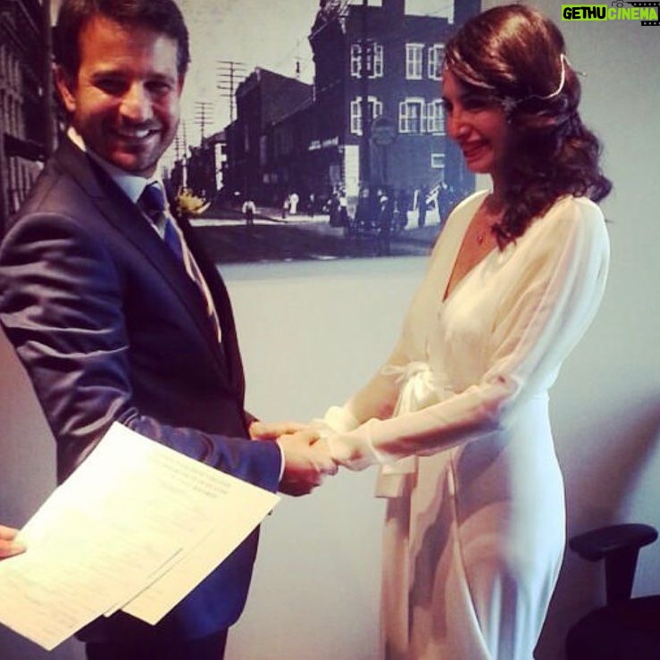 Başak Sayan - 9K Likes - Dün evlilik yıldönümümüzdü. Tam 8 sene evvel dün tanıştıktan 1 ay sonra Washington Dc’de evlendik. Aylarca meditasyonlarımda bu yemini ettiğimi imgeledikten sonra deneyimlemek inanılmazdı. Bu kadar sene nasıl geçti bilmiyorum. Öyle çok şey doldurduk ki içine. Güldük, eğlendik, ağladık, kavga ettik, kenetlendik, birbirimize ayna olduk, eksikliklerimizi gösterdik, sevgili, eş, öğretmen, dost, yoldaş olduk. En önemlisi olağanüstü iki evlat dünyaya getirdik birlikte. Tarifi olmayan duygular da yaşadık, çok zor şeyler de deneyimledik. Çocuklarımızı büyütürken biz de büyüdük, olgunlaştık. Şimdi geriye dönüp baktığımda o havalimanında karşılaşmamızın, benim o sırada iptal edilen film çekimlerimin, senin uçağı kaçırıp benim uçağıma binmek zorunda kalışının anlamını daha iyi anlıyorum. Sanki her şey büyülü bir filmin kareleri gibi… İlahi bir film.. İyi kilerimin en başında geliyor. Nice mutlu evlilik yıldönümlerine aşkım @muratvardal Birlikte, el ele ve son ana değin… Çok şükür…