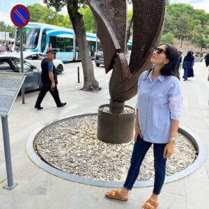 Başak Sayan Instagram - Bir romanı yazma aşamasında en sevdiğim şeylerden biri kaleme aldığım karakterleri her nerede yaşatıyorsam o şehre gitmek, her bir kölesini adım adım gezmek. Hem o karakteri yaşattığım mahalleleri, evleri görmüş oluyordum hem de her anından ilham alıyorum. Konya bu seferki adresim. Bir dönemi kaleme alırken şehrin tarihini, o insanların bir zamanlar nasıl yaşadığını, nasıl giyindiğini, günlük hayatta neler yaptıklarını öğrenmek hem daha gerçekçi yazmanızı hem de karakterlerim ete kemiğe bürünmesini sağlıyor. 
Bu ilk gelişim Konya’ya ama son değil. Kitap bitene kadar epey sık geleceğim belli ki. 
Bayramı da burada karşılamak nasip oldu bu arada. Biz Ankara’ya doğru aile ziyareti için yola çıkarken herkesin bayramını da kutluyorum. Sevgiler…