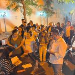 Başak Sayan Instagram – Diyarbakır… Son iki yıldır sürekli gidip geldiğim şehir. Tarihiyle, ev sahipliği yaptığı medeniyetlerle, bir türlü şifalandırılamamış, en ufacık çizikte hala kanayan yaralarına rağmen umutla geleceğe bakan misafirperver insanlarıyla olağanüstü bir şehir. Bu şehir de kurduğum dostluklar da öyle derin ve öyle önemli ki benim için. Beni benden çok düşünen, yardım etmek için elinden geleni yapan, dost kelimesinin hakkını veren dostlar… Diyarbakır Edebiyat Günleri kapsamında yeniden orada olmak çok iyi geldi. Her akşam da şahane konserler vardı. @kalemagency @mehmet_demirtas_sj @mollaoglunermin ve ekipleri inanılmaz bir organizasyon gerçekleştirmişler. Elbette @tckulturturizm Kültür ve Turizm Bakanlığını da böylesi bir etkinlik için tebrik etmek gerekir. Çok güzel anılarla ayrıldım Diyarbakır’dan. Gelen, yalnız bırakmayan tüm okurlarıma çok teşekkür ederim…