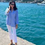 Başak Sayan Instagram - Bugünlerde o kadar çok insan hayattan keyif alamadıklarını, her şeyin boş geldiğini söylüyor ki… Kendimizi bazen iyi bazen kötü hissetmemiz çok normaldir. Zira yaşamın karşımıza çıkardıkları ile mücadele ederken bu durum kaçınılmazdır. Ancak yaşanan bir zorluğu ya da engeli ıstırap haline getirmek bizim seçimimizdir. O durumla ilgili düşüncelerimiz ve bu düşüncelere tepki olarak ortaya çıkan duygularımız yaratırlar ıstırabı. O engel ya da zorluk yaşamın size dur ve bekle deme yoludur aslında. Ancak siz onu alır ve kendi başarısızlığınıza bağlar, eski anılarınızdan bir film yaratır ve zihninizde o filmi izleyip ona inanırsınız. Kendinizi başarısız, hiçbir şey yapamamış, başkaları hayallerinin peşinden koşarken yerinizde sayıyormuş gibi hissedersiniz. Oysa siz sadece zihinsel bir filme inanmış ve ona uygun davranıyorsunuzdur. Hemen kalkmalı, amacınızı belirlemeli, o amaç için bir eylem planı oluşturmalısınız. Diğer türlü günden güne içinizdeki o ışığın solduğunu görecek ve o son gün geldiğinde pişmanlık hissedeceğiniz tek duygu olacaktır. Haydi harekete geçmeye hazır mısınız?