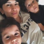 Başak Sayan Instagram – Hayatta bana hem en zor hem de en güzel ve olağanüstü şey ne diye sorsalar annelik derim. Anne olana kadar asla anlayamayacağınız bu sevgiye aynı anda büyük bir fedakarlık, uykusuz günler, geceler, bitmeyen çok büyük bir sorumlulukla beraber çoğu zaman yorgunluk, bazen çaresizlik de eşlik ediyor. Ama ne olursa olsun o sevgi öyle büyük ki her şeye ve her duruma göğüs gerebiliyor insan. Bugün annelerin günü. Anne olmanın ne kadar zor, yıpratıcı ama aynı zamanda ne kadar olağanüstü ve büyüleyici olduğunu sadece anneler bilirler. Bu hayatta en büyük alkışı da onlar hak ediyorlar bu sebeple. Tüm annelerin anneler gününü en içten dileklerimle. kutluyorum. Anne olduğumuz gün kutlu olsun… ❤️