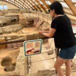 Başak Sayan Instagram - Bir romanı yazma aşamasında en sevdiğim şeylerden biri kaleme aldığım karakterleri her nerede yaşatıyorsam o şehre gitmek, her bir kölesini adım adım gezmek. Hem o karakteri yaşattığım mahalleleri, evleri görmüş oluyordum hem de her anından ilham alıyorum. Konya bu seferki adresim. Bir dönemi kaleme alırken şehrin tarihini, o insanların bir zamanlar nasıl yaşadığını, nasıl giyindiğini, günlük hayatta neler yaptıklarını öğrenmek hem daha gerçekçi yazmanızı hem de karakterlerim ete kemiğe bürünmesini sağlıyor. Bu ilk gelişim Konya’ya ama son değil. Kitap bitene kadar epey sık geleceğim belli ki. Bayramı da burada karşılamak nasip oldu bu arada. Biz Ankara’ya doğru aile ziyareti için yola çıkarken herkesin bayramını da kutluyorum. Sevgiler…