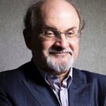 Başak Sayan Instagram – En sevdiğim yazarlardan biridir Salman Rushdie. Özellikle Geceyarısı Çocukları ve Floransa Büyücüsü favorilerimdendir. Ama en çok Şeytan Ayetlerini severim. Babamın yıllar evvel New York’tan aldığı ve kütüphanesindeki en özel eserlerden biri olan bu kitap şimdi benim kütüphanemde. Az evvel öğrendim ki New York’da bir konferans esnasında dinci bir yobazın saldırısına uğramış ve boynundan bıçaklanmış. Durumu oldukça ağırmış. Nasıl üzüldüğümü anlatmaya kelimeler yetmez. Yazdığı bu eserle hakkında Humeyni tarafından ölüm fermanı verildiği ve ancak fetvayı veren kaldırabileceği için ( Humeyni öldüğü için fetva geçerli ) 25 yıldan fazladır gizli saklı bir yaşam sürüyordu. Biliyorsunuz kitabı Türkçe’ye çeviren Aziz Nesin de sırf bu nedenle saldırıya uğramış ve Madımak Oteli içindeki aydınlarla birlikte ateşe verilmişti. Dünyanın pek çok ülkesindeki radikal müslümanlar çevirmenleri ve yayıncıları öldürmeye çalışmış kiminde de başarılı olmuştu. 
Ve bugün olanlar. Böylesi olağanüstü bir yazar, böylesi bir birikime sahip dünya kültür mirasına önemli eserler kazandırmış bir insan fanatik bir yobazın saldırısı ile ölüm kalım mücadelesi veriyor. İnsanların onlara aktarılanları sorgusuz sualsiz kabul etmeleri, doğru bildikleri yanlışlar ve din adı altında pazarlanan biat kültürü nedeniyle dünya bu halde. Sadece müslümanlarda yok bu. Her dinde var. Aynı şey bu şiddette olmasa bile ( Radikal İslam en tehlikelisi çünkü ) Jose Saramago’nun başına gelmiş, “İsa’ya Göre İncil” kitabı nedeniyle ülkesini terk etmek zorunda kalmıştı. 
Nigahdar’da Hallac’ı Mansur’un ağzından anlatmaya çalışmıştım. Tüm dinler tek olan hakikate giden yollardır sadece. Hiçbir peygamberin amacı sonradan o dini yorumlayanların amaçladıkları gibi olmamıştır. Umarım Salman Rushdie’nin durumu ölümcül derecede ağır değildir. Ve umarım verdiği yaşam mücadelesini kazanır.