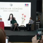 Başak Sayan Instagram – 8 Mart Dünya Kadınlar Günü vesilesiyle @istinyepark ve @dr_dunyasi ortaklığıyla gerçekleştirdiğimiz bu etkinlikle beni dinlemeye gelen herkese, bu etkinliği planlayan sevgili @damlakeseli , @nalandr , Nilgün Hanıma, beni yalnız bırakmayan @orkungalolar , yayıncım @aren_senorkyan , her şeyime koşan @neslihan_mengcur , atölyelerime katılan tüm öğrencilerim ve okurlarıma çok teşekkür ederim. Kadınlar bu erkek egemen sistemin onlara biçtiği rollerden ve düşünce kalıplarından sıyrıldıklarında kendi güçlerinin de farkına varacaktır. Bu dünyada kadının kadına destek olması kadar önemli az şey vardır. Kızkardeşlik bağı ne kadar güçlüyse zorluklar ve engeller karşısındaki duruş ve tutumumuz da o kadar etkili olur. Nicelerine…