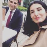 Başak Sayan Instagram – #Repost @av.zekeriyacetin with @use.repost
・・・
Son birkaç gündür müvekkilim @basaksayan’nın dava hasmı olan Azra Kohen’nin hezeyanlarına hep birlikte şahit oluyoruz. İddia ve gerçek dışı beyanları ile ilgili müvekkilim Başak Sayan gerekli açıklamalarda bulunmuştur. Buna rağmen dün kendi İnstagram sayfasında bir takipcisinin yorumuna verdiği cevapta…”ama anlaşmak için avukatlarını gönderdi, ben kendisine benden alenen özür dilesin,  Paylaşım yapsın, davamı çekeyim dedim…” yazdı. Bu paylaşımı üzerine açıklama yapma ihtiyacı hissettim. Azra Kohen’in son bir haftadır yapmış olduğu açıklamalar ile ve bu son açıklamayı yanyana getirdiğinde Azra Kohen’in “sağlıklı düşünce akışı”nı kaybettiği düşüncesi bende hasıl olmuştur. Kendi adıma ülkemizin bu güzide yazarının bu denli hayal mahsulü, gerçek dışı iddia ve söylemleri, kontrolü kaybetmiş hali ve gerçeğe aykırı beyanları sebebi ile kendisini Türk hekimlerine emanet etmesini tavsiye ediyorum. Allah acil şifalar versin. Adliye duruşma salonlarında hesaplaşacağımız günler yakındır.